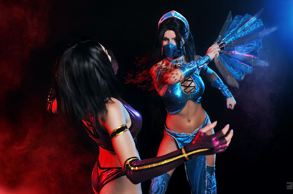 Kitana and Mileena Mortal Kombat Cosplay