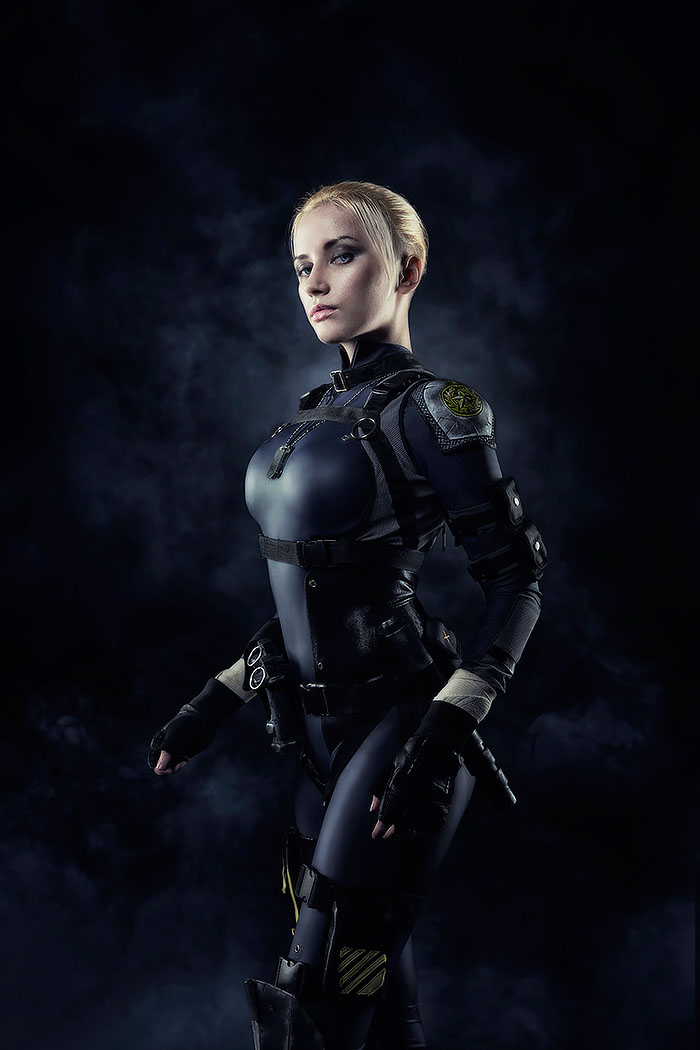 Super amazing and sexy cosplay of Cassie Cage from Mortal Kombat X